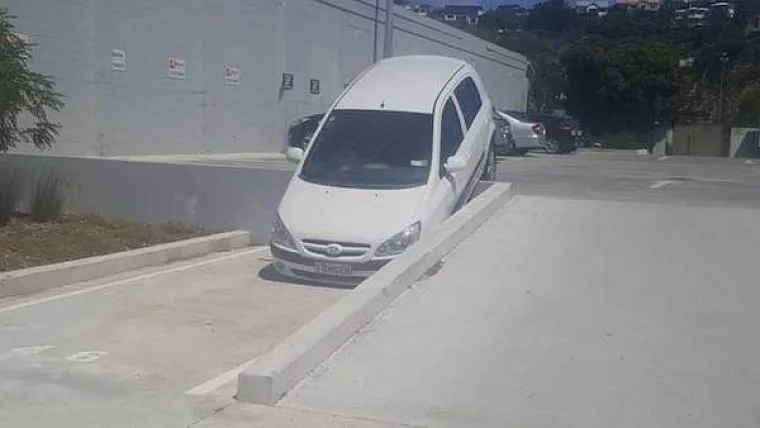 ZA KAOS NA CESTI NE TREBA REKONSTRUKCIJA ROTORA: Dosta je nekoliko ovakvih genijalaca na strate&scaron;kim točkama