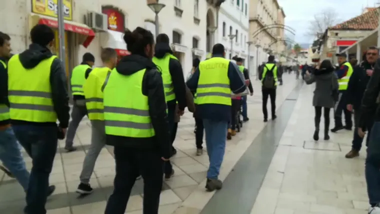 U Francuskoj poginuo vozač: Pogledajte kako je izgledao prosvjed 'žutih prsluka' ove subote u Hrvatskoj