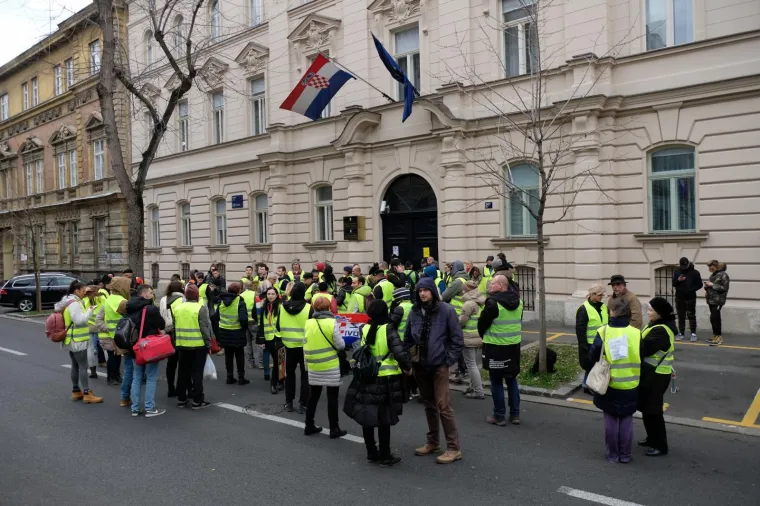 "Žuti prsluci" prosvjedovali protiv korupcije u hrvatskom pravosuđu