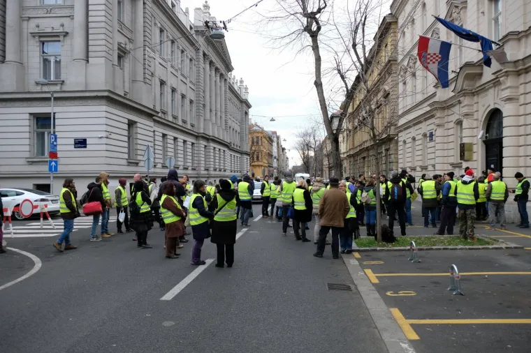 "Žuti prsluci" prosvjedovali protiv korupcije u hrvatskom pravosuđu