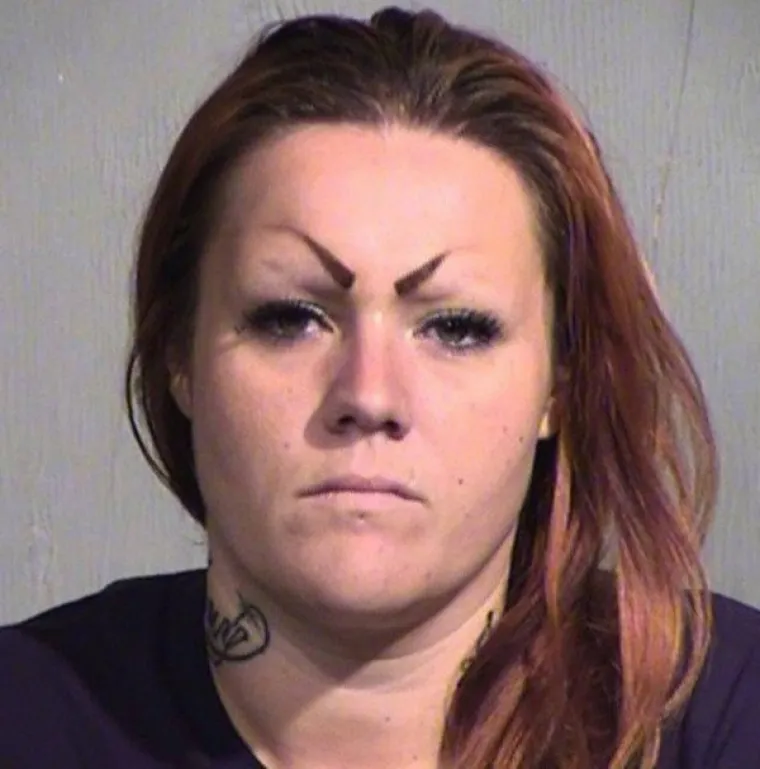 JASNO JE KAKO, ALI POBOGU, ZA&Scaron;TO?! S ovakvim obrvama ne bi trebali ni izlaziti van, a kamoli pred objektive