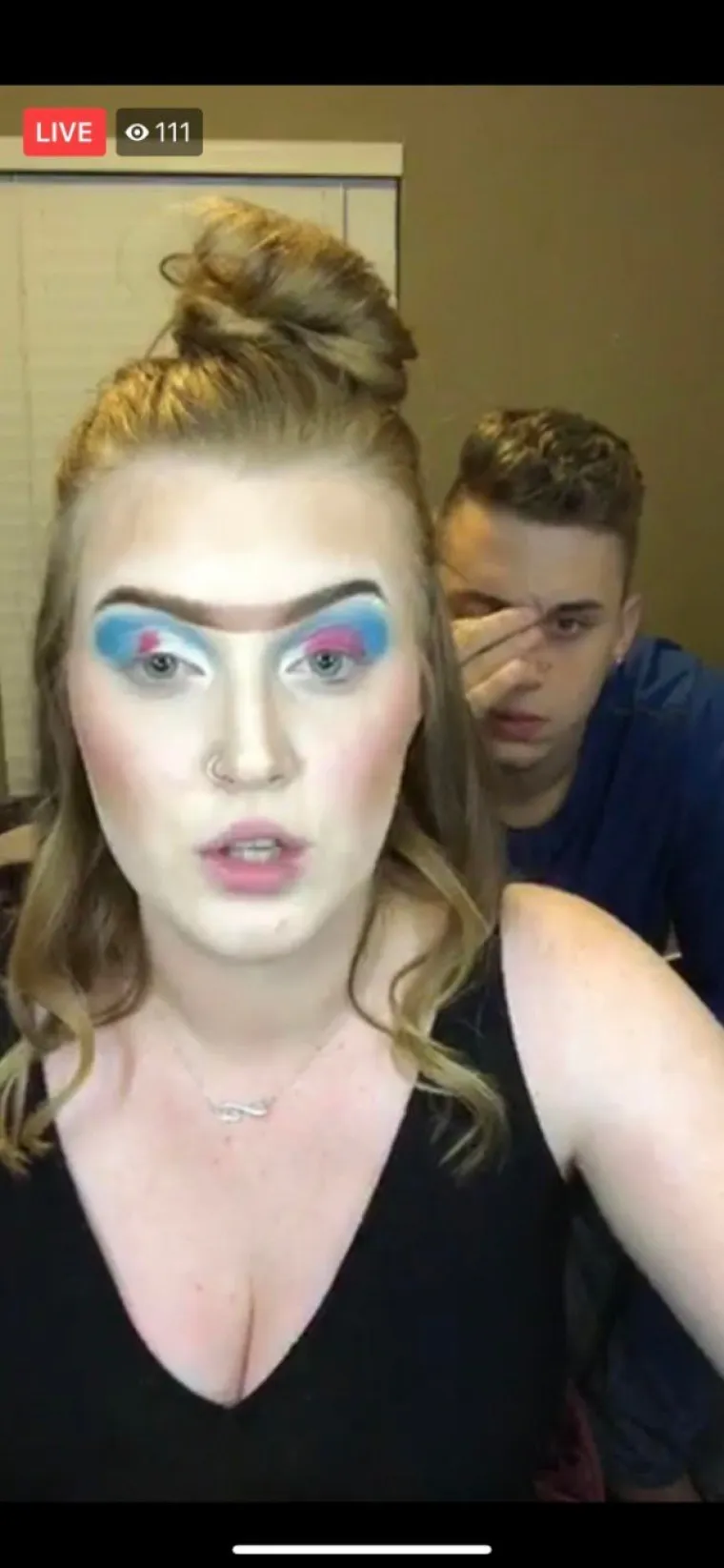 JASNO JE KAKO, ALI POBOGU, ZA&Scaron;TO?! S ovakvim obrvama ne bi trebali ni izlaziti van, a kamoli pred objektive