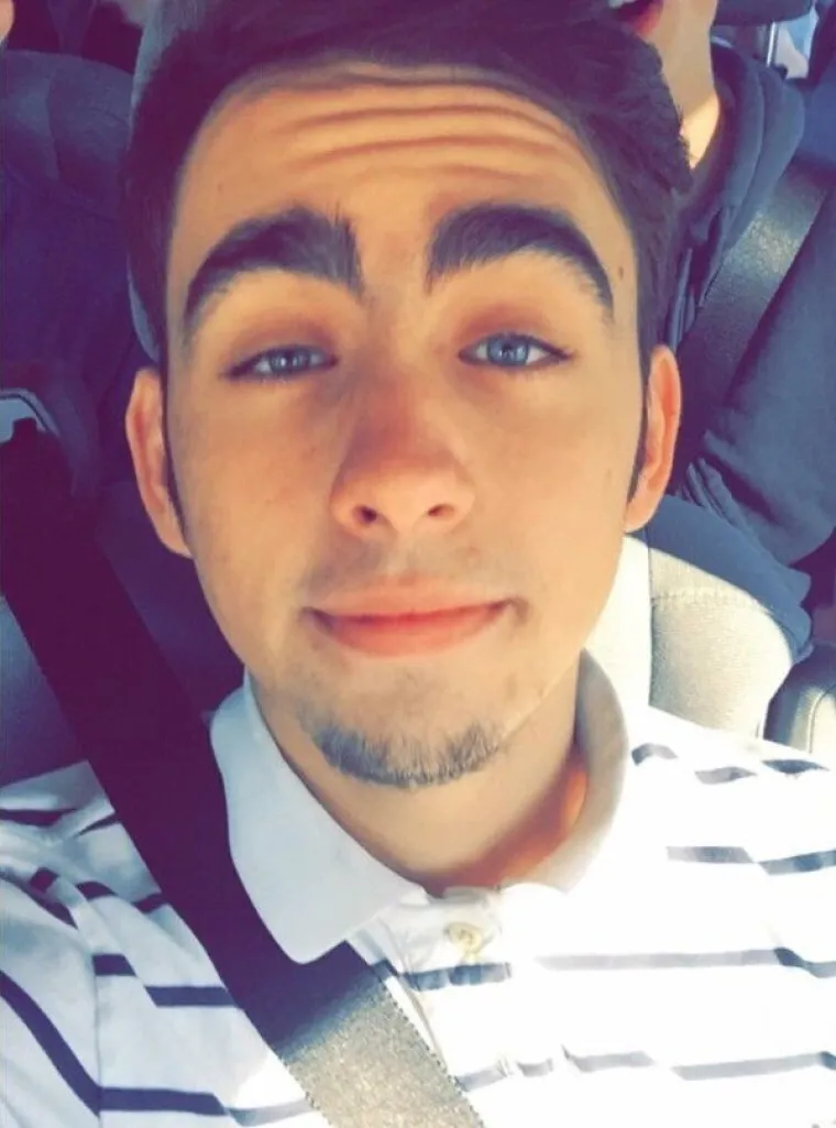 JASNO JE KAKO, ALI POBOGU, ZA&Scaron;TO?! S ovakvim obrvama ne bi trebali ni izlaziti van, a kamoli pred objektive