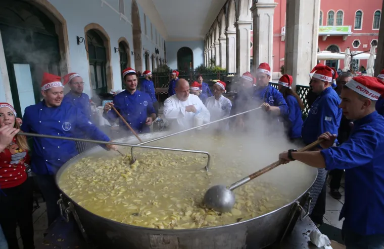 &Scaron;KMER je na splitskim Prokurativama pripremio 5000 porcija bakalara za građane u sklopu božićne manifestacije Splitu s ljubavlju.