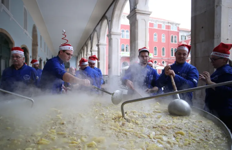 SPLIĆANI RAZGRABILI BAKALAR: U svega nekoliko minuta nestalo 5000 porcija