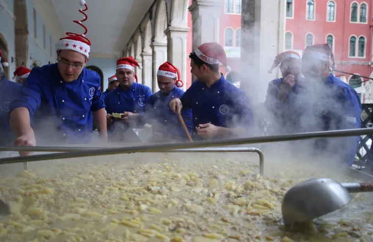 SPLIĆANI RAZGRABILI BAKALAR: U svega nekoliko minuta nestalo 5000 porcija