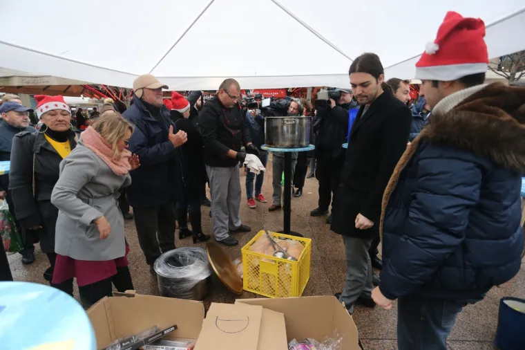 AKCIJA ŽIVOG ZIDA U ZAGREBU: Sinčić i Palfi dijelili ručak i pakete za djecu