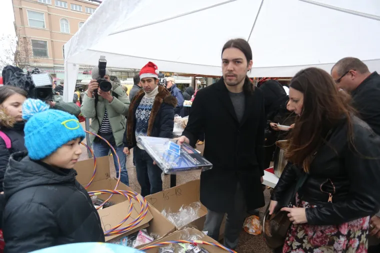 AKCIJA ŽIVOG ZIDA U ZAGREBU: Sinčić i Palfi dijelili ručak i pakete za djecu