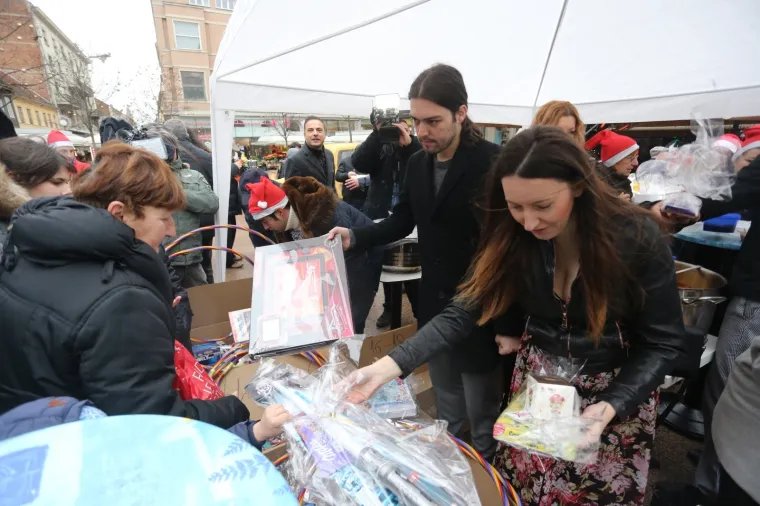 AKCIJA ŽIVOG ZIDA U ZAGREBU: Sinčić i Palfi dijelili ručak i pakete za djecu