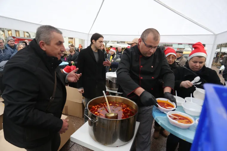 AKCIJA ŽIVOG ZIDA U ZAGREBU: Sinčić i Palfi dijelili ručak i pakete za djecu