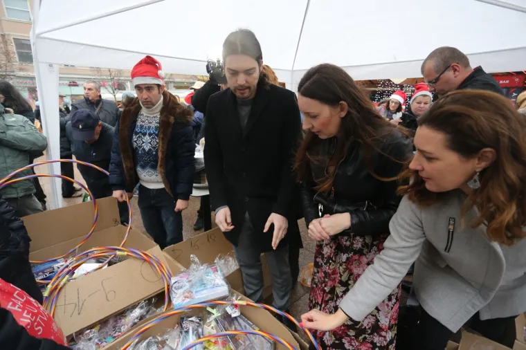 Zagreb - Predsjednik Živog zida Ivan Vilibor Sinčić i Vladimira Palfi na Trgu Petra Preradovića dijelili su građanima riblji papirika&scaron; i božićne pakete za djecu. Photo: Dalibor Urukalovic/PIXSELL