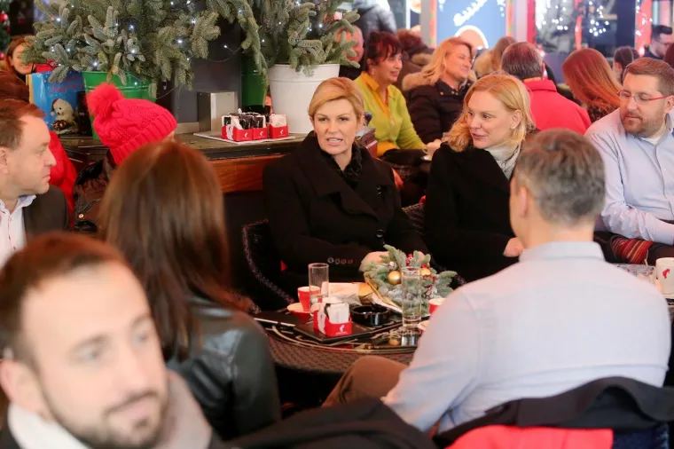 I LJEVICA I DESNICA NA BADNJAK NA KAVI: U sredi&scaron;tu grada okupili se premijer i predsjednica, ali i biv&scaron;i &scaron;ef države