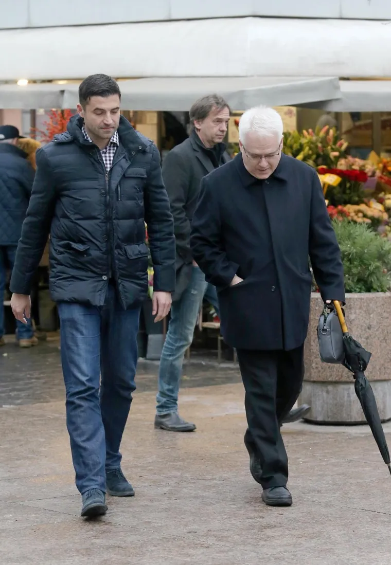 U sredi&scaron;tu grada na kavi su se na&scaron;li i biv&scaron;i predsjednik koji je svoje prijepodne proveo u dru&scaron;tvu mlđeg kolege Davora Bernardića