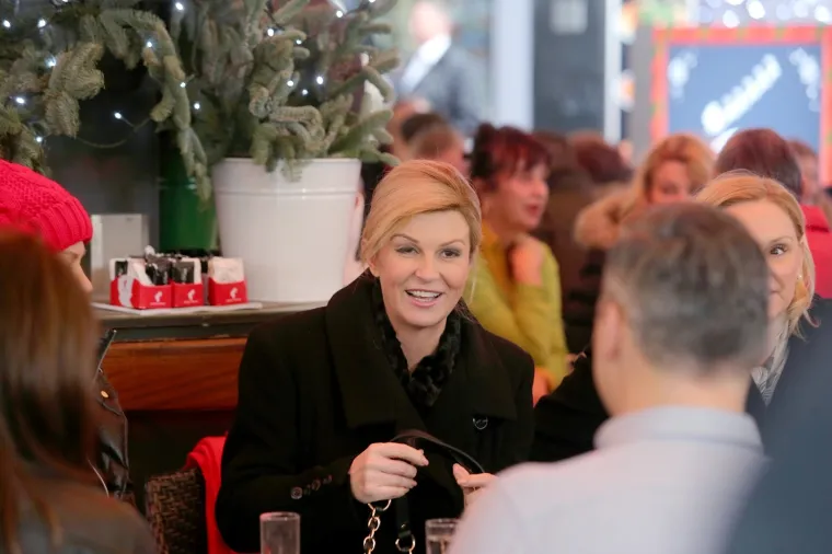 I LJEVICA I DESNICA NA BADNJAK NA KAVI: U sredi&scaron;tu grada okupili se premijer i predsjednica, ali i biv&scaron;i &scaron;ef države