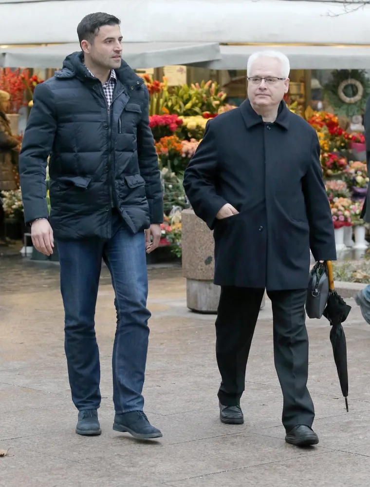 I LJEVICA I DESNICA NA BADNJAK NA KAVI: U sredi&scaron;tu grada okupili se premijer i predsjednica, ali i biv&scaron;i &scaron;ef države