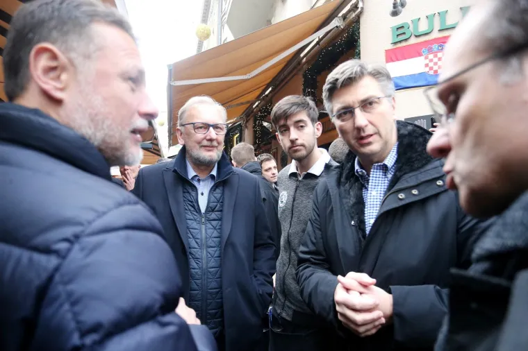 I LJEVICA I DESNICA NA BADNJAK NA KAVI: U sredi&scaron;tu grada okupili se premijer i predsjednica, ali i biv&scaron;i &scaron;ef države