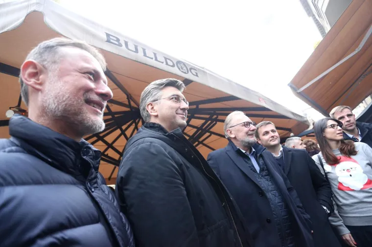 I LJEVICA I DESNICA NA BADNJAK NA KAVI: U sredi&scaron;tu grada okupili se premijer i predsjednica, ali i biv&scaron;i &scaron;ef države