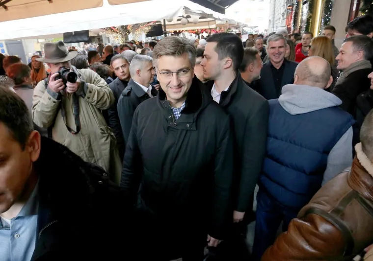 I LJEVICA I DESNICA NA BADNJAK NA KAVI: U sredi&scaron;tu grada okupili se premijer i predsjednica, ali i biv&scaron;i &scaron;ef države