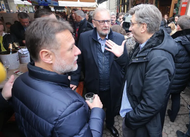 I LJEVICA I DESNICA NA BADNJAK NA KAVI: U sredi&scaron;tu grada okupili se premijer i predsjednica, ali i biv&scaron;i &scaron;ef države