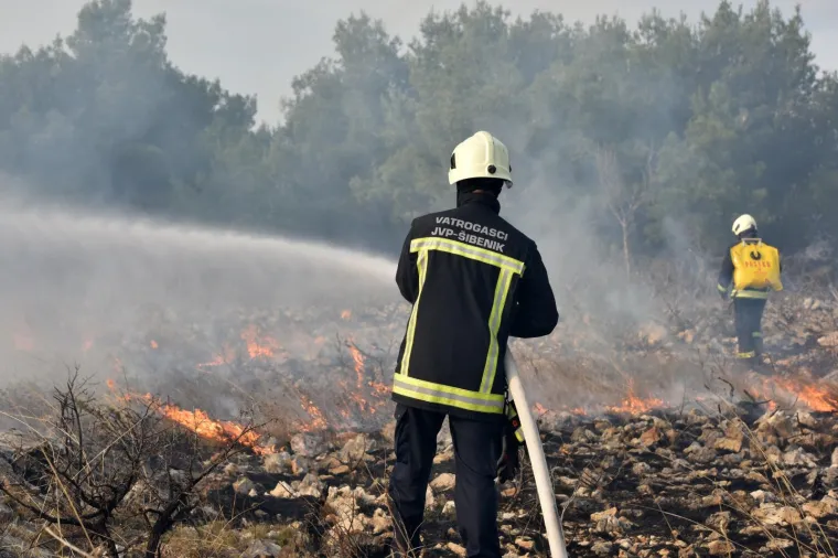 Požar kod &Scaron;ibenika: U ga&scaron;enju pomažu i protupožarne zračne snage MORH-a