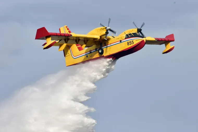 Požar kod &Scaron;ibenika: U ga&scaron;enju pomažu i protupožarne zračne snage MORH-a