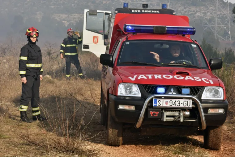 Požar kod &Scaron;ibenika: U ga&scaron;enju pomažu i protupožarne zračne snage MORH-a