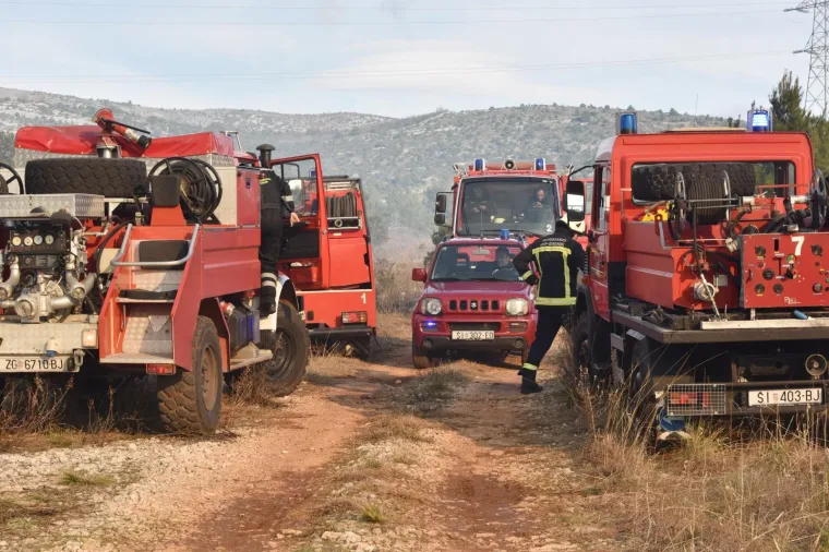 Požar kod &Scaron;ibenika: U ga&scaron;enju pomažu i protupožarne zračne snage MORH-a