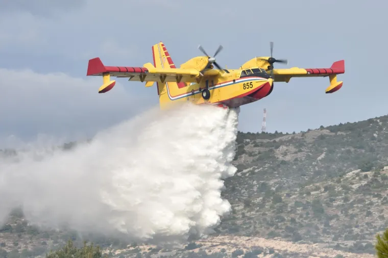Požar kod &Scaron;ibenika: U ga&scaron;enju pomažu i protupožarne zračne snage MORH-a