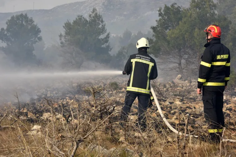 Požar kod &Scaron;ibenika: U ga&scaron;enju pomažu i protupožarne zračne snage MORH-a