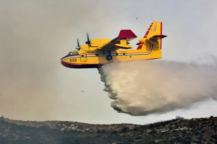 Požar kod &Scaron;ibenika: U ga&scaron;enju pomažu i protupožarne zračne snage MORH-a