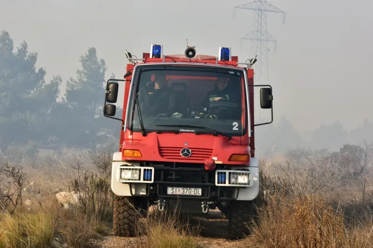 Požar kod &Scaron;ibenika: U ga&scaron;enju pomažu i protupožarne zračne snage MORH-a
