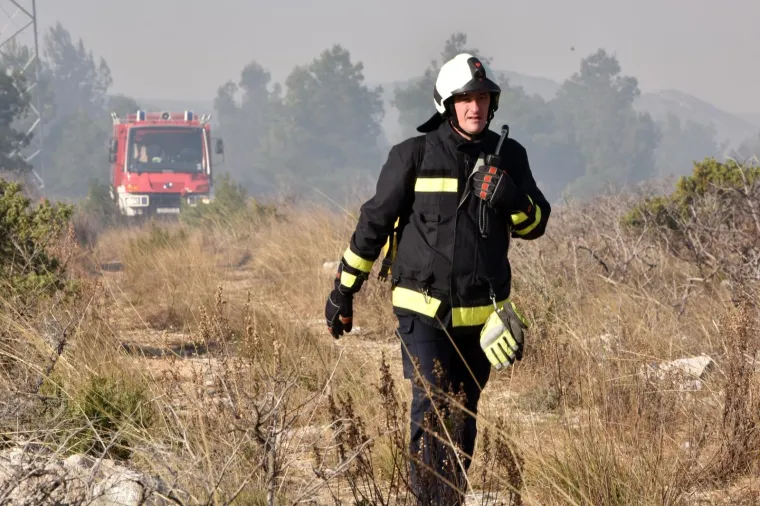 Požar kod &Scaron;ibenika: U ga&scaron;enju pomažu i protupožarne zračne snage MORH-a