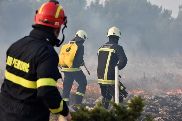 Požar kod &Scaron;ibenika: U ga&scaron;enju pomažu i protupožarne zračne snage MORH-a