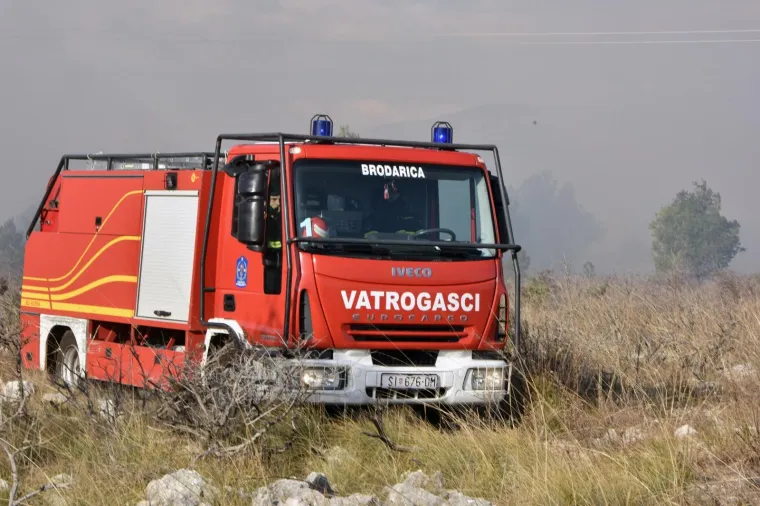 Požar kod &Scaron;ibenika: U ga&scaron;enju pomažu i protupožarne zračne snage MORH-a