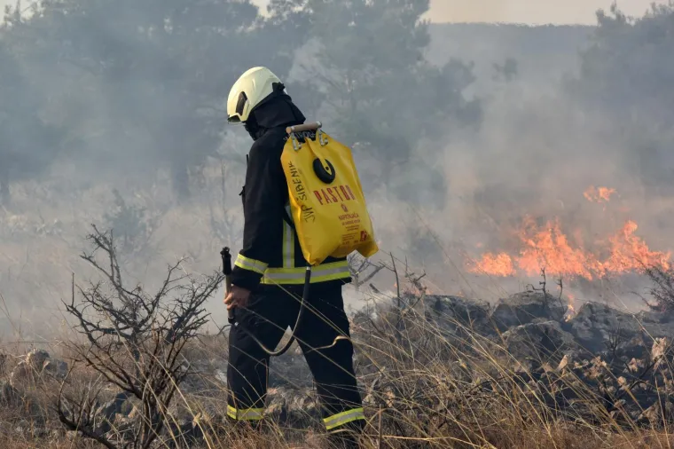 Požar kod &Scaron;ibenika: U ga&scaron;enju pomažu i protupožarne zračne snage MORH-a