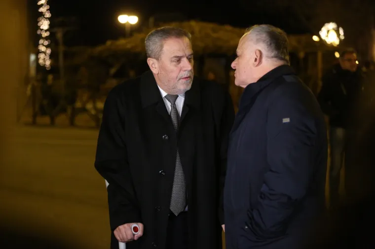 Zagrebački gradonačelnik Milan Bandić, uoči mise polnoćke u zagrebačkoj katedrali, zaželio je sugrađanima sretan Božić te ih pozvao da bliskost, dobrotu i milosrđe prema potrebitima.  "Moja poruka svima je da budemo bolji ljudi, činimo dobro jedni drugima i da budemo bliže jedni drugima", rekao je Bandić koji je nazočio polnoćki u zagrebačkoj prvostolnici.  Citirajući papu Franju, pozvao je sugrađane da budu "sredstvo milosrđa onima koji su u potrebi".  Bandić je iskoristio priliku da sugrađanima zaželi sretnu i uspješnu 2019. godinu, u kojoj će bolje živjeti i učiniti svaki dan jedno dobro djelo više.