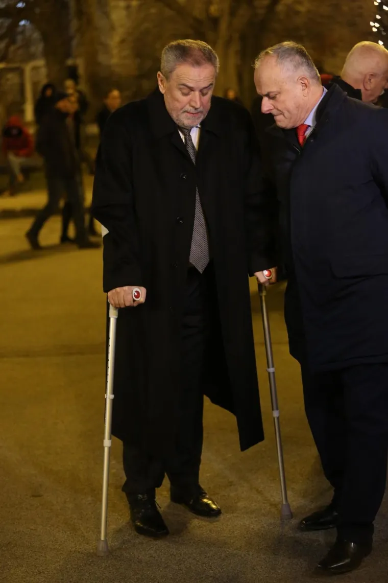 Bozanić predvodio misu polnoćku, stigao i Bandić
