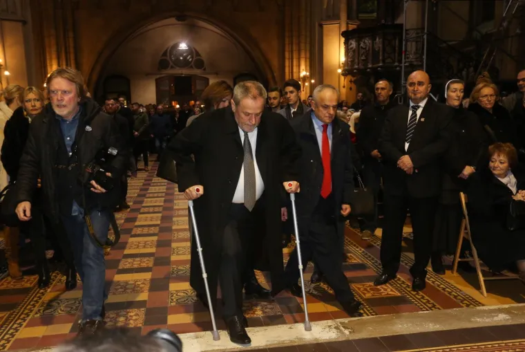 Upitan za političke izazove u 2019., Bandić si je zaželio zdravlje te se ponovno usporedio s nogometašem Neymarom.  "Kad Neymar uzme loptu na sredini terena, onda ide ka golu bez obzira na prepreke, a prepreka mu može biti samo da mu netko strga nogu. Ja imam strganu nogu, ali svejedno igram koliko mogu", rekao je Bandić. (Hina)