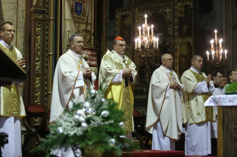 Bozanić predvodio misu polnoćku, stigao i Bandić