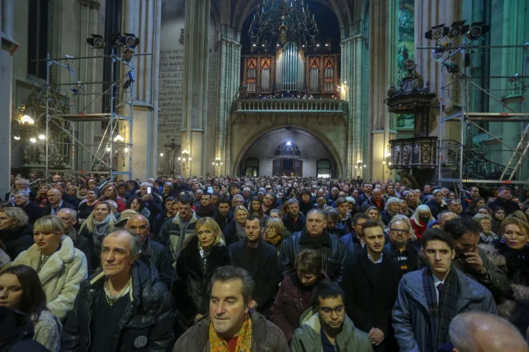 Bozanić predvodio misu polnoćku, stigao i Bandić