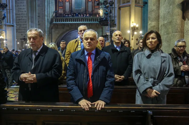 Bozanić predvodio misu polnoćku, stigao i Bandić