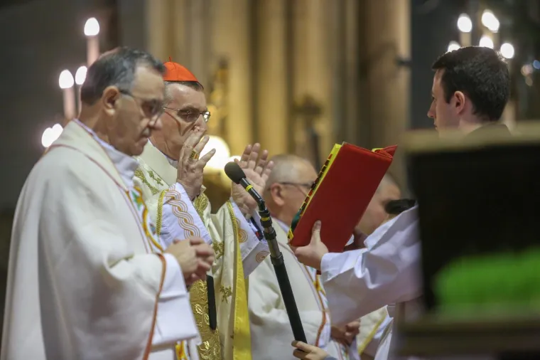 Bozanić predvodio misu polnoćku, stigao i Bandić