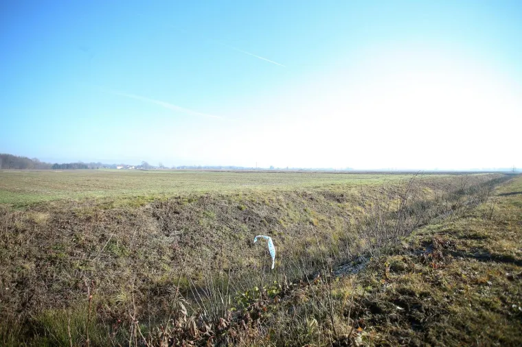 KRVAVI PRIZORI U POLJU: Ovo je mjesto na kojem je 17-godi&scaron;njak nožem masakrirao svog vr&scaron;njaka