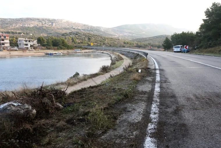 Sletio autom s ceste