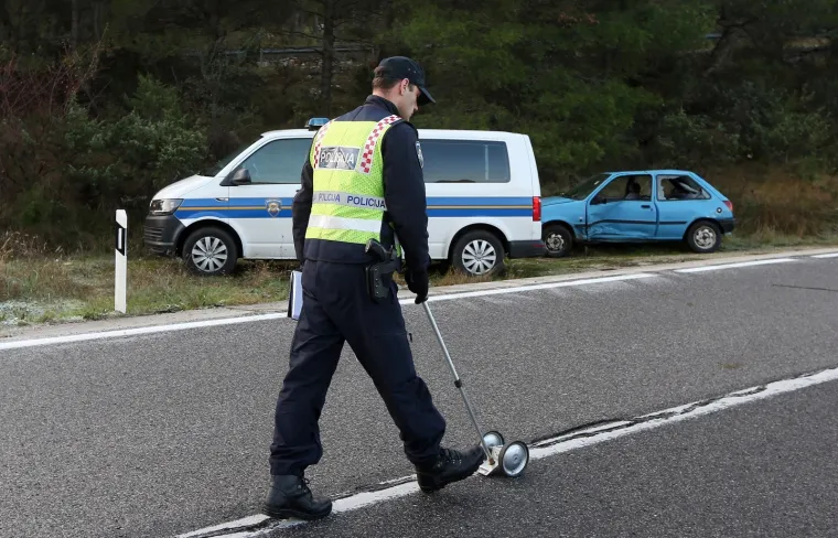 Sletio autom s ceste