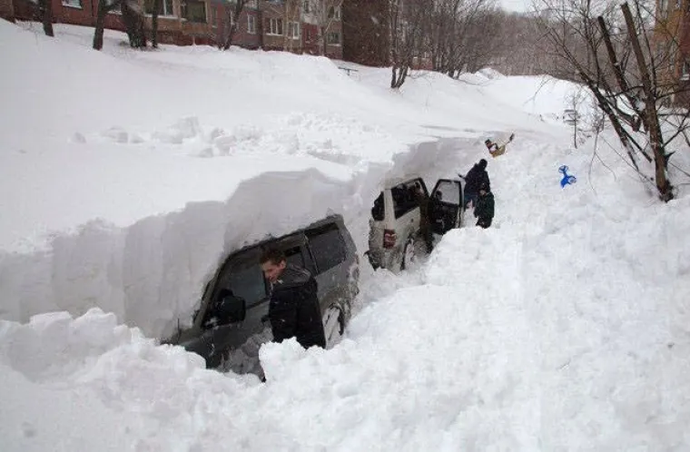 Dok mi kukamo da je hladno iako uporno nosimo stopalice, evo kako se sa zimom bore istočnije od nas
