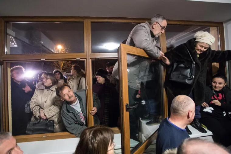 Veljača 2018.: Tribina o izgradnji kompostane u Brezovici, toliki interes da su ljudi ulazili kroz prozore