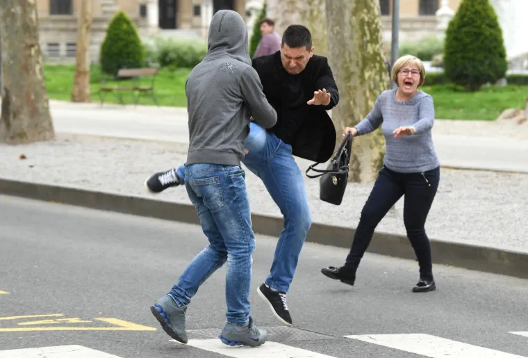 Travanj 2018.: Incident nakon izricanja presude Kom&scaron;iću, Kristinin stric udario prolaznika koji je dobacivao