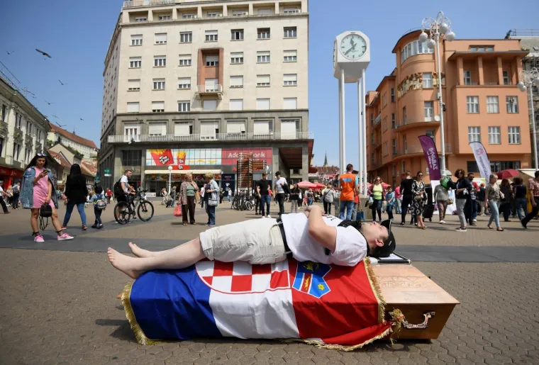 Svibanj 2018.: Performans sahrane Republike Hrvatske u lijesu na Trgu bana Jelačića u Zagrebu