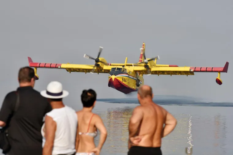 Kolovoz 2018.: Kanader uzima vodu kako bi pomogao u ga&scaron;enju požara u predjelu Brnjače